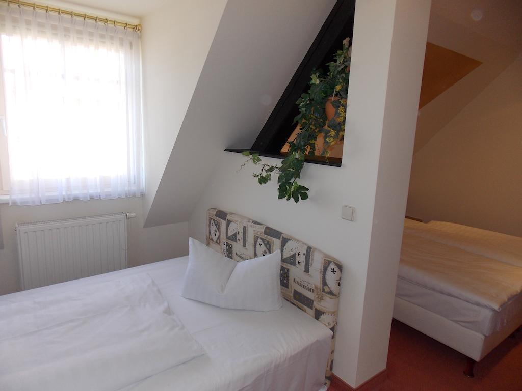 Gasthof Und Landhotel Zur Ausspanne Klipphausen Room photo